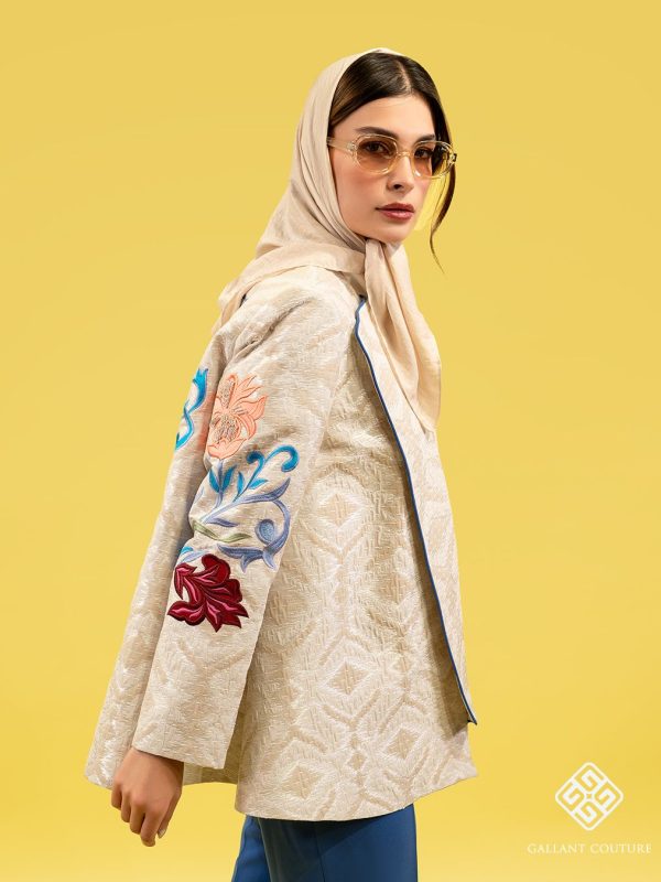 مانتو مجلسی کرمی کوتاه گلدوزی